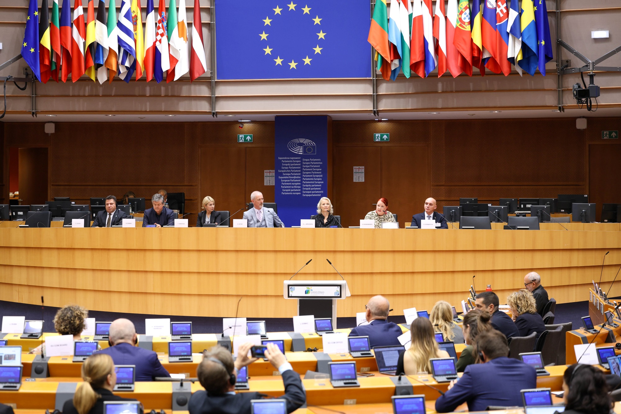 Puhujapaneeli Euroopan parlamentin istuntosalissa.